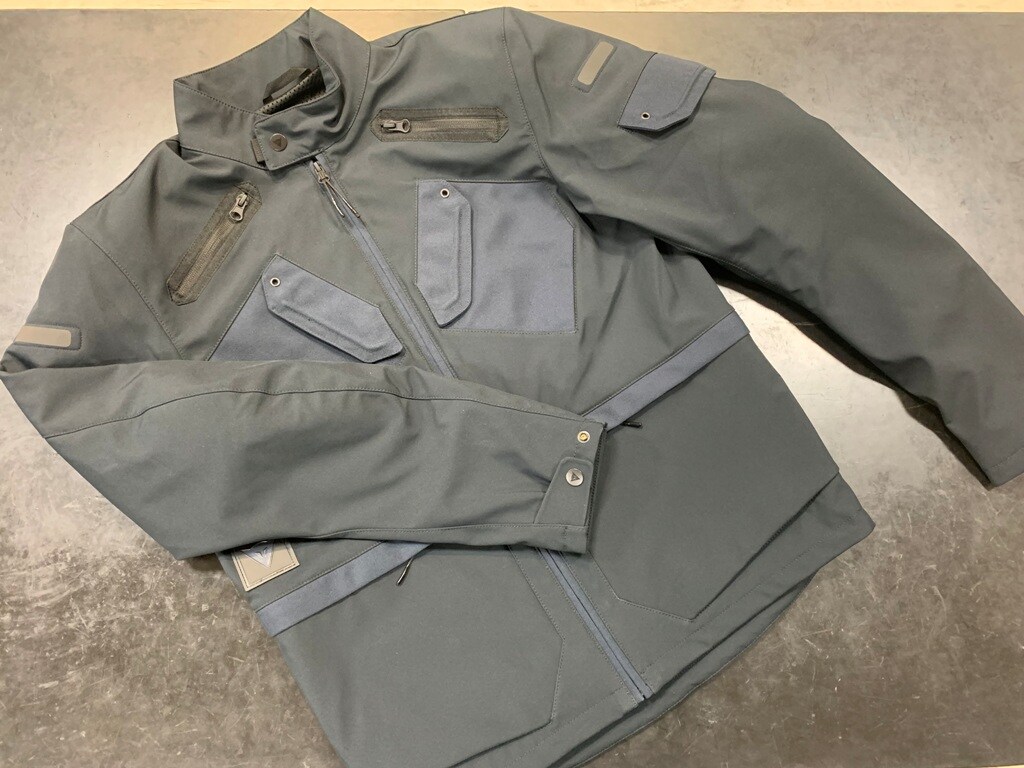 シンプルデザインでストレッチ性と快適性に優れた新作ジャケット